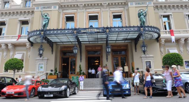 Une voiture s'invite à l'intérieur du Casino Café de Paris à Monaco ! (1).jpg